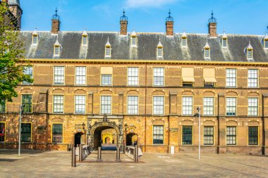 İnsanlar Lahey,Nether'deki Binnenhof Sarayı'na doğru yürüyorlar.