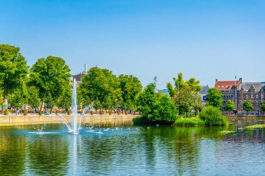 Lahey'in eski kentinin görünümü yanında bir gölet çevreleyen