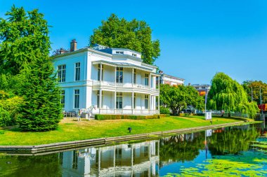 Hollanda, Lahey 'deki bir kanalın yanındaki beyaz konak
