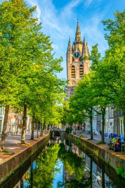 Oude Kerk kilise Delft, Hollanda'da bir kanal arkasında izlendi