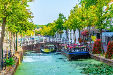 Delft'teki Kanal gün boyunca görüntülendi, Hollanda