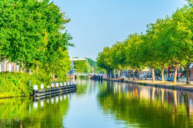 Delft'teki Kanal gün boyunca görüntülendi, Hollanda