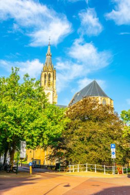 Boş bir caddenin arkasında Delft Nieuwe Kerk kilise, Hollanda