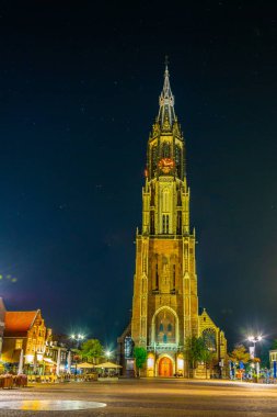 Delft, Hollanda'daki Nieuwe Kerk kilisesinin gece manzarası