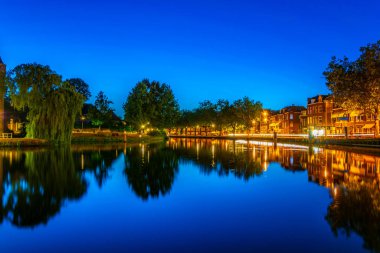 Delft, Hollanda'da bir kanalın gece görünümü