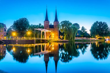 Hollanda'nın Delft şehrine giden Oostpoort kapısının gün batımı manzarası, N