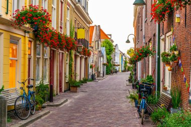 Delft,Hollanda'nın merkezinde dar sokak