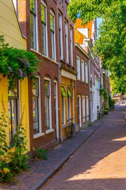 Delft,Hollanda'nın merkezinde dar sokak