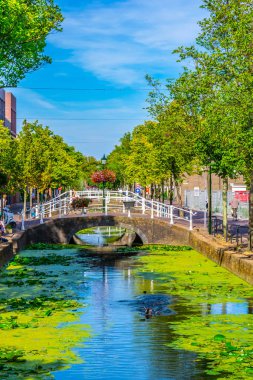 Delft'teki Kanal gün boyunca görüntülendi, Hollanda