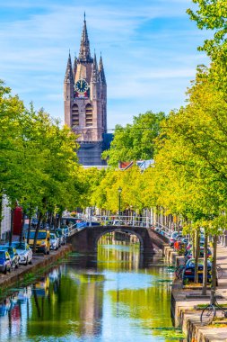 Oude Kerk kilise Delft, Hollanda'da bir kanal arkasında izlendi
