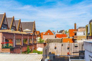 Delft, Hollanda'daki evlerin klasik cepheleri