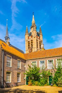 Oude kerk Delft Prinsenhof bahçeden görüntülendi, Hollanda