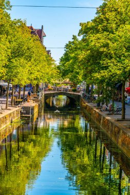 Delft'teki Kanal gün boyunca görüntülendi, Hollanda