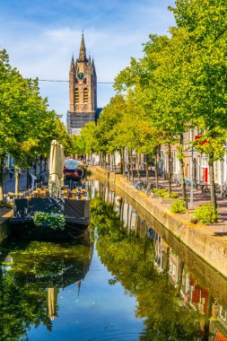 Oude Kerk kilise Delft, Hollanda'da bir kanal arkasında izlendi