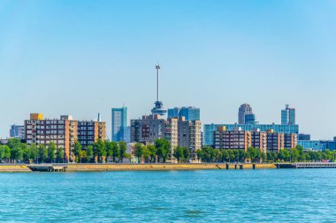 Arka planda Euromast kulesi ile Yeni Maas Riverside, Rotterd