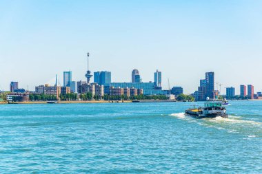 Arka planda Euromast kulesi ile Yeni Maas Riverside, Rotterd