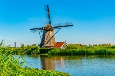 Kinderdijk yel değirmenleri güneşli yaz günü, Rotterdam sırasında görüntülenen, 