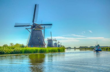 Kinderdijk yel değirmenleri güneşli yaz günü, Rotterdam sırasında görüntülenen, 