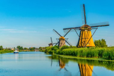Kinderdijk yel değirmenleri güneşli yaz günü, Rotterdam sırasında görüntülenen, 