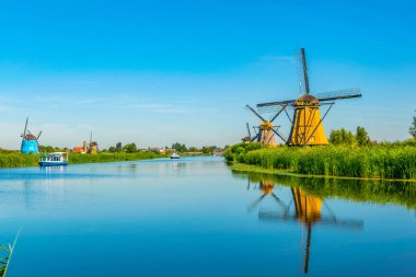 Kinderdijk yel değirmenleri güneşli yaz günü, Rotterdam sırasında görüntülenen, 