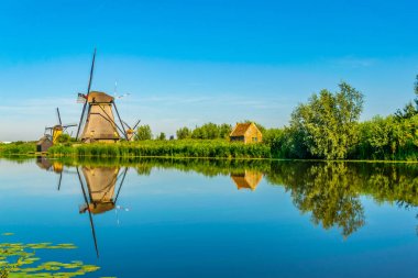 Kinderdijk yel değirmenleri güneşli yaz günü, Rotterdam sırasında görüntülenen, 