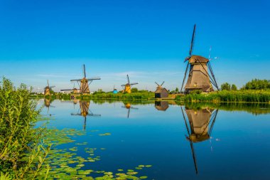Kinderdijk yel değirmenleri güneşli yaz günü, Rotterdam sırasında görüntülenen, 