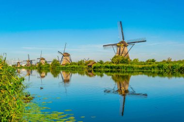 Kinderdijk yel değirmenleri güneşli yaz günü, Rotterdam sırasında görüntülenen, 