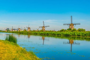 Kinderdijk yel değirmenleri güneşli yaz günü, Rotterdam sırasında görüntülenen, 