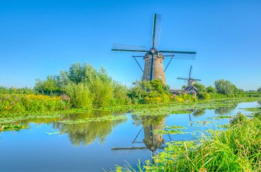 Kinderdijk yel değirmenleri güneşli yaz günü, Rotterdam sırasında görüntülenen, 