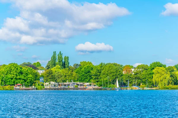Uitzicht op de jachthaven aan het Aussenalster-meer in Hamburg, Duitsland — Stockfoto