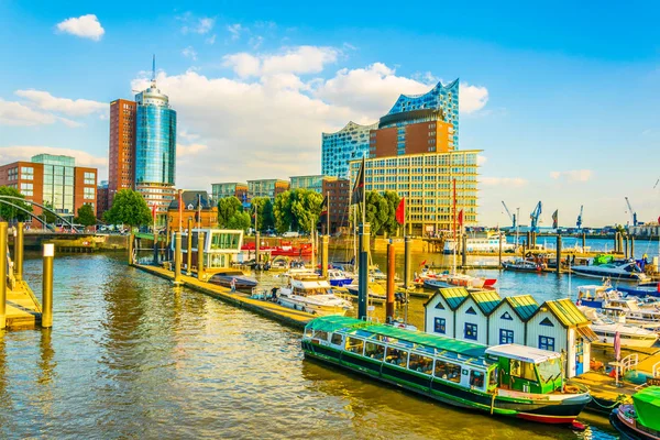 Elbe Philharmony'nin hakim olduğu hafencity semtinin Hamburg, Almanya'da görünümü.