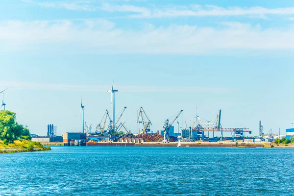 Zicht op kranen in de haven van Bremen, Duitsland. — Stockfoto