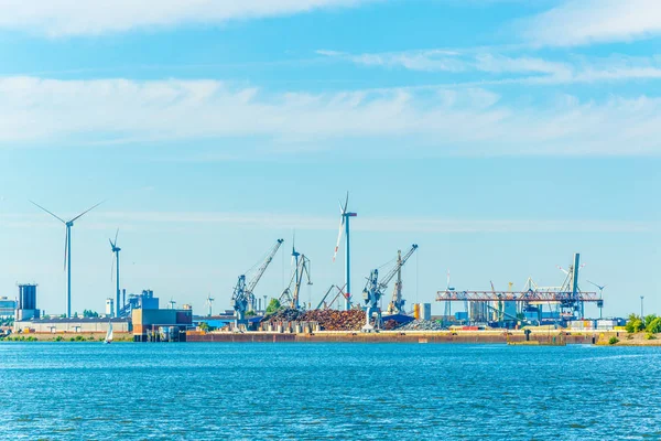 Zicht op kranen in de haven van Bremen, Duitsland. — Stockfoto