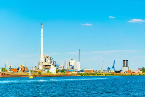 Zicht op een industriële haven in Bremen, Duitsland. — Stockfoto