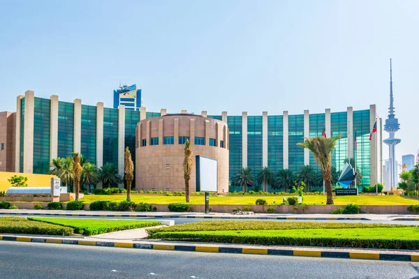 Vista de la biblioteca nacional y la torre de liberación en kuwait — Foto de Stock