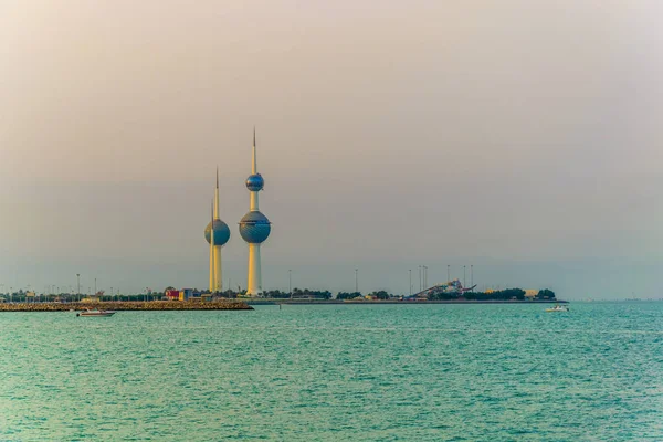 Vista de las Torres de Kuwait - el punto de referencia más conocido de la ciudad de Kuwait . — Foto de Stock