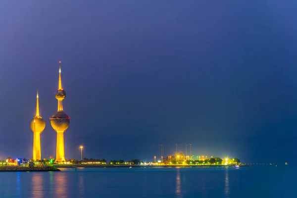 Vista de las torres iluminadas de Kuwait - el monumento más conocido de la ciudad de Kuwait - durante la noche . — Foto de Stock