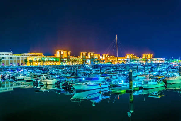 Vista del puerto deportivo de tiburón frente al Sharq souq en Kuwait durante la noche . —  Fotos de Stock