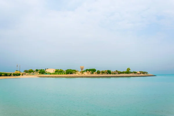 Pohled na zelený ostrovní Park postavený na rekultivované půdě v Kuvajtu. — Stock fotografie