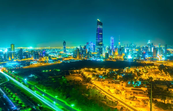 Vue aérienne nocturne du centre-ville du Koweït dominé par la tour de libération . — Photo