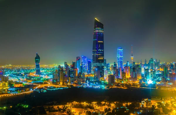 Vue aérienne nocturne du centre-ville du Koweït dominé par la tour de libération . — Photo