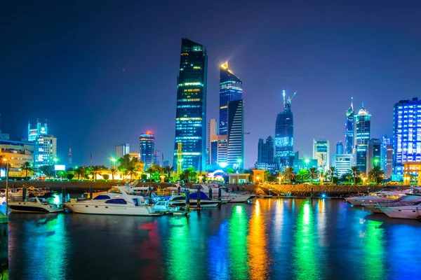 Kuveyt 'teki Şark çorbasının önündeki Sharq marinasının panoraması. — Stok fotoğraf