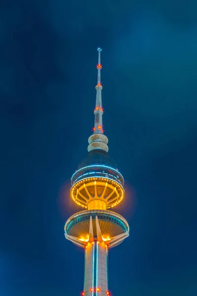 Vista detalhada da torre de Libertação no Kuwait durante a noite . — Fotografia de Stock