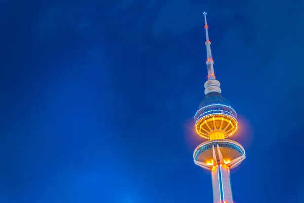 Részlet kilátás a felszabadító torony Kuvaitban éjszaka. — Stock Fotó