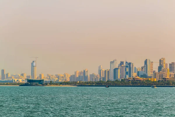 Skyline von Kuwait bei Sonnenuntergang — Stockfoto