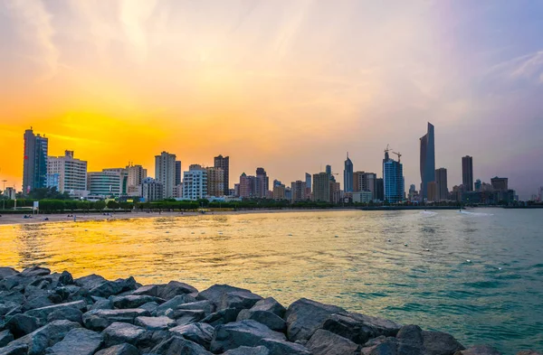 Skyline de Kuwait durante la puesta del sol —  Fotos de Stock