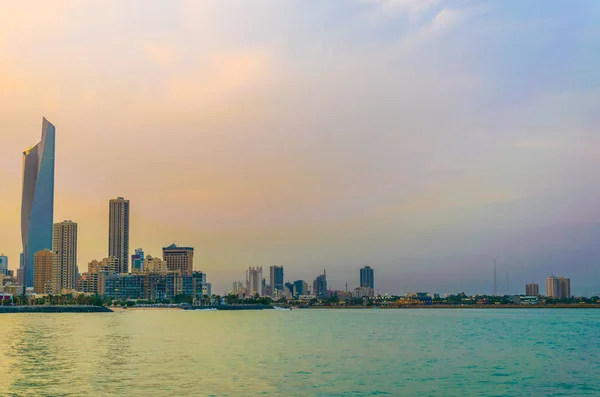 Skyline do Kuwait durante o pôr do sol — Fotografia de Stock