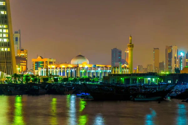 Die große Moschee von Kuwait hinter einem Dhau-Hafen in der Nähe des Sharq Souq in Kuwait druing night. — Stockfoto