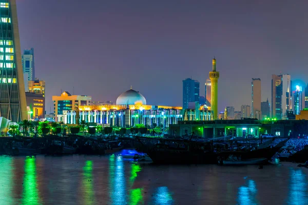 Die große Moschee von Kuwait hinter einem Dhau-Hafen in der Nähe des Sharq Souq in Kuwait druing night. — Stockfoto