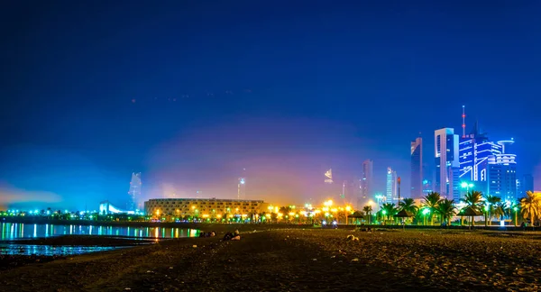 Seif sarayı ve Ulusal meclis binası da dahil olmak üzere gece boyunca Kuveyt silueti. — Stok fotoğraf